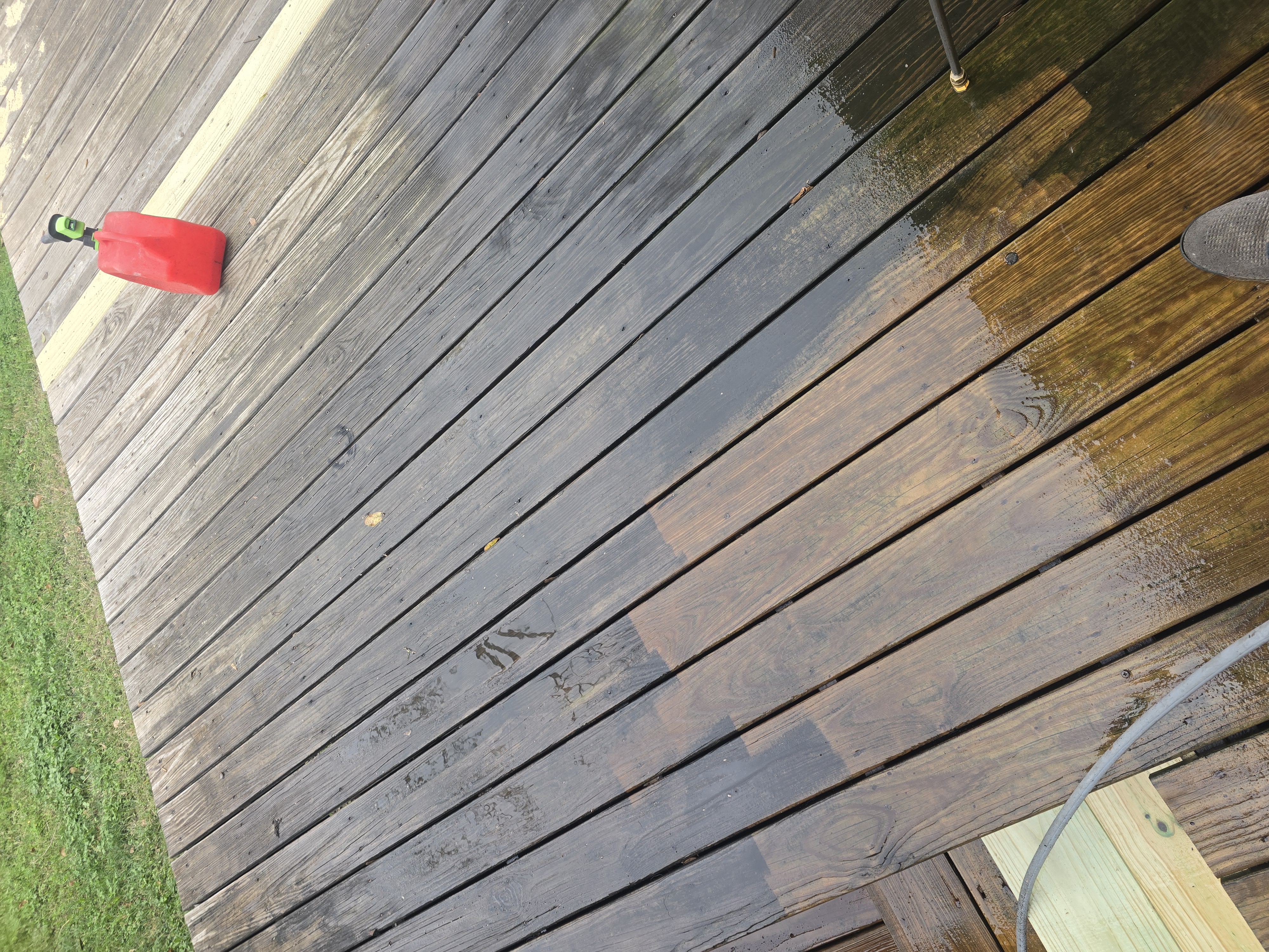 Affordable pressure washing in Houston on driveway and sidewalk